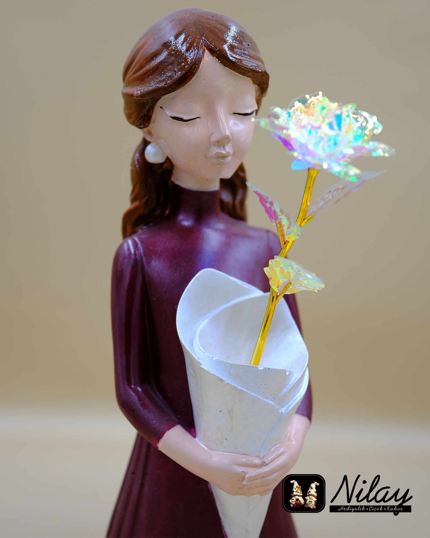 Buket Tutan Kız | Sonsuz Gül Hediyeli