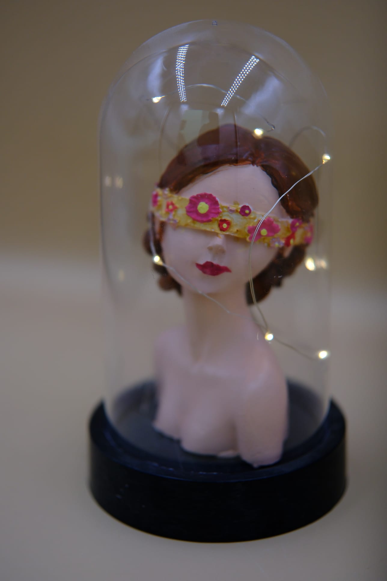 Ledli Fanus İçinde Gözü Kapalı Kız