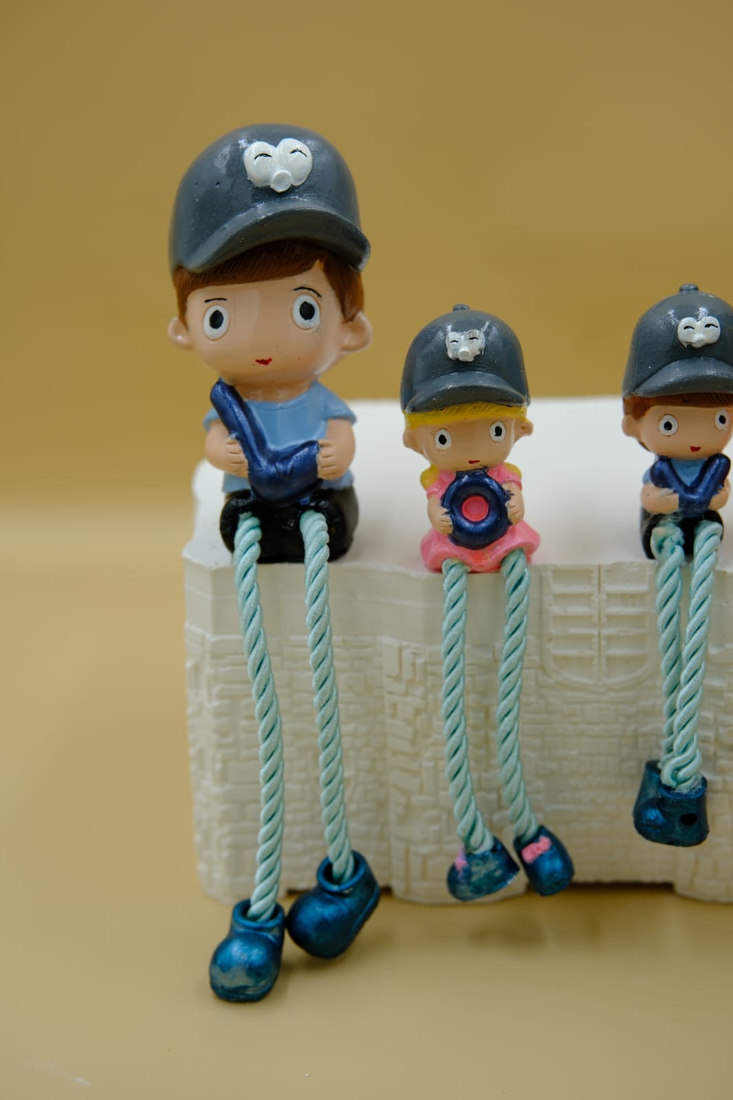 Love Yazılı Ayakları Sallanan Aile